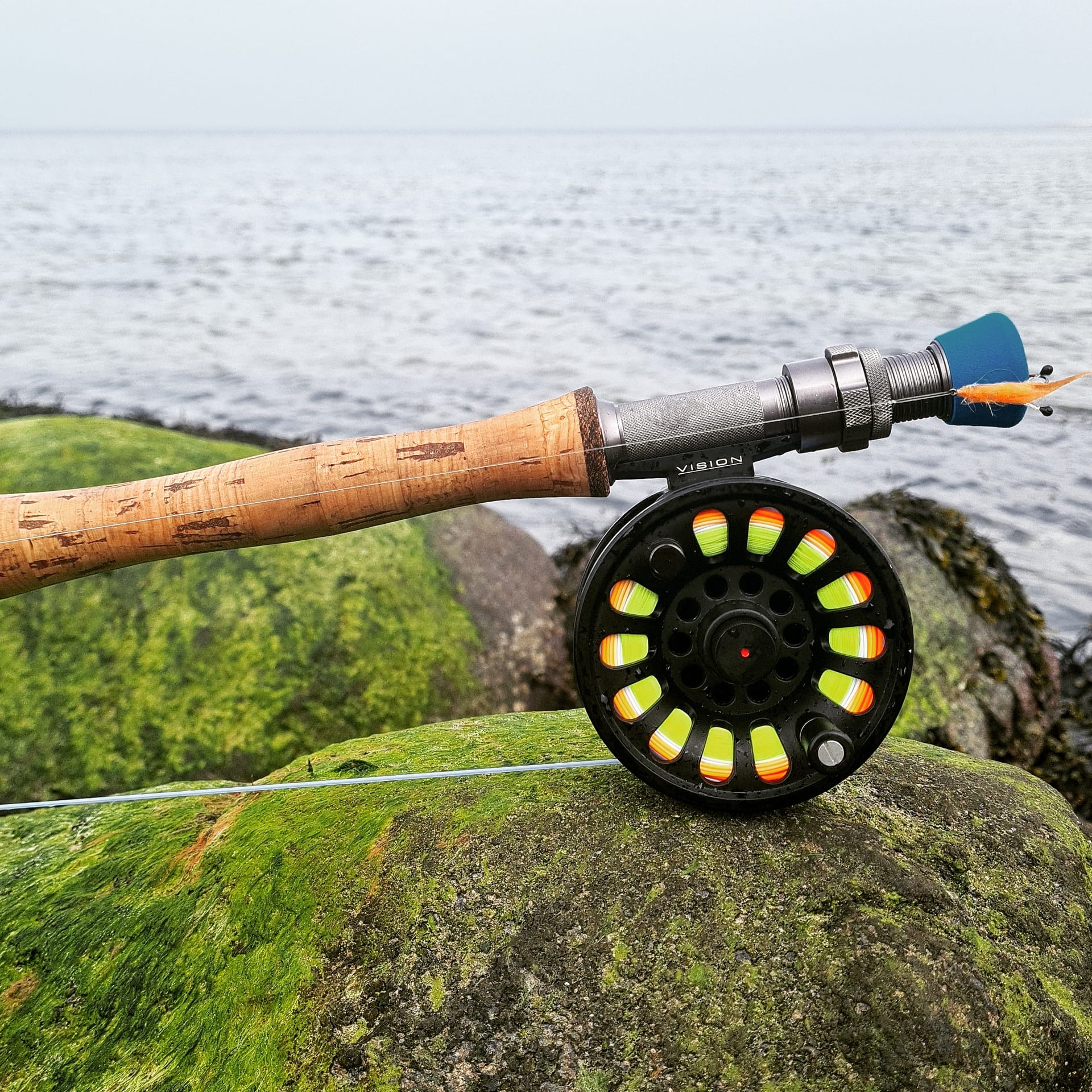 Fluefisker kaster i en å